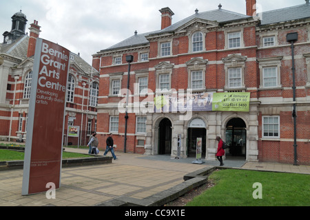 L'ingresso anteriore edificio (chiamato mozzo') di Bernie Grant Arts Center, Tottenham, a nord di Londra, Regno Unito, Foto Stock