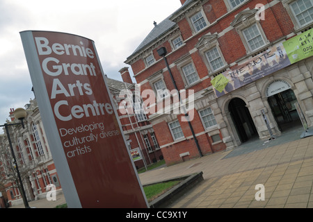 L'ingresso anteriore edificio (chiamato mozzo') di Bernie Grant Arts Center, Tottenham, a nord di Londra, Regno Unito, Foto Stock