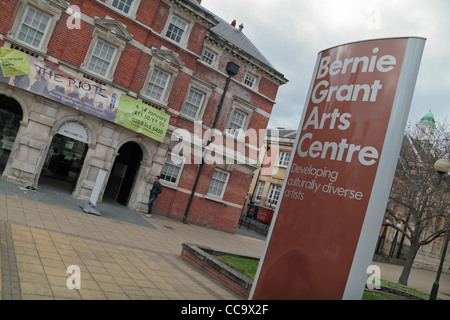 L'ingresso anteriore edificio (chiamato mozzo') di Bernie Grant Arts Center, Tottenham, a nord di Londra, Regno Unito, Foto Stock