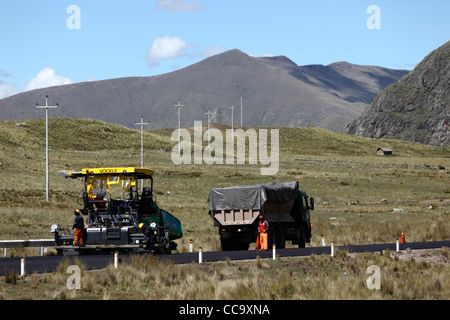 Sono in corso lavori di ripavimentazione stradale e di costruzione sulla strada principale tra Cusco e Puno, Perù Foto Stock