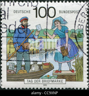 Germania - circa 1992: un timbro stampato in Germania, raffigura portalettere, regione Spreewald, circa 1992 Foto Stock