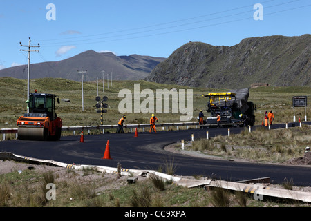 Sono in corso lavori di ripavimentazione stradale e di costruzione sulla strada principale tra Cusco e Puno, Perù Foto Stock