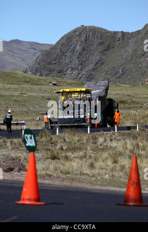 Sono in corso lavori di ripavimentazione stradale e di costruzione sulla strada principale tra Cusco e Puno, Perù Foto Stock