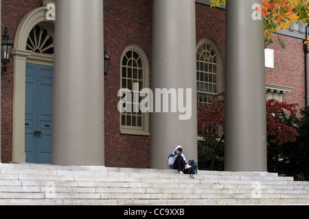 Una università di Harvard studente riposa in Harvard Yard dopo aver frequentato la classe in Cambridge Massachusetts Ottobre, 2010. Foto Stock