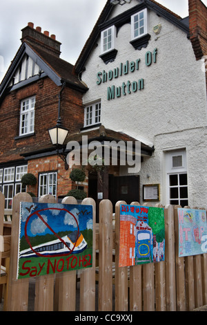 Anti-HS2 poster, tratte dalla locale scuola bambini, sono visti al di fuori di un pub a pochi metri dal tracciato proposto in Wendover, Bucks Foto Stock