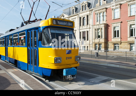 Un po' vecchio stile giallo e blu di tram elettrico sulle strade di Lipsia in Germania Foto Stock