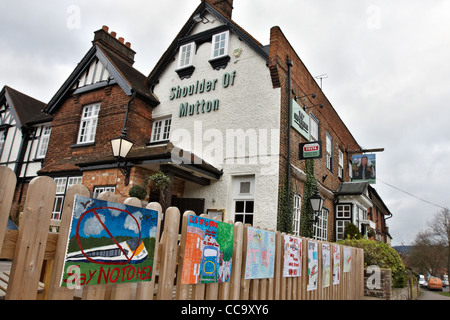 Anti-HS2 poster, tratte dalla locale scuola bambini, sono visti al di fuori di un pub a pochi metri dal tracciato proposto in Wendover, Bucks Foto Stock