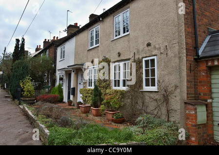 Una fila di cottages in piedi direttamente sulla rotta proposta della HS2 di un treno ad alta velocità la linea vicino Wendover, Bucks. Foto Stock