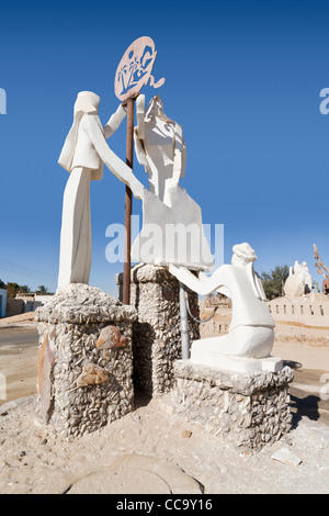 Figure scolpite su una rotatoria nel mezzo di Farafra oasi, Western Desert Egitto Foto Stock