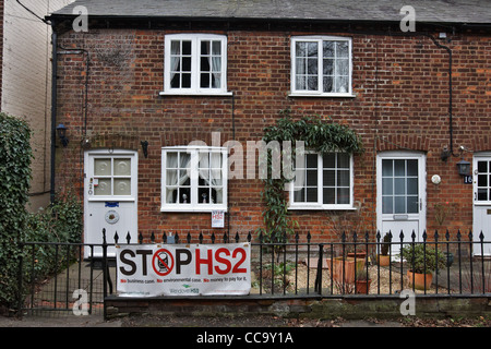 Una fila di cottages in piedi direttamente sulla rotta proposta della HS2 di un treno ad alta velocità la linea vicino Wendover, Bucks. Foto Stock