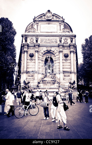 Fontaine Saint-Michel, sulla riva sinistra di Parigi, Francia Foto Stock