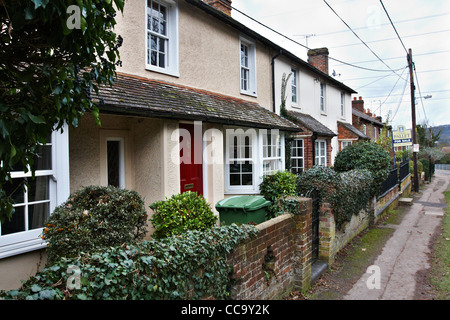 Una fila di cottages in piedi direttamente sulla rotta proposta della HS2 di un treno ad alta velocità la linea vicino Wendover, Bucks. Foto Stock