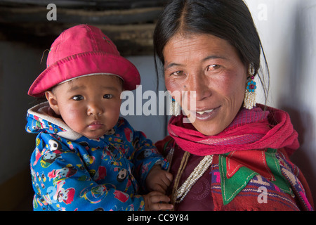 Il Nomade Changpa donna con il suo bambino, Korzok Gustor, Korzok Gompa, Lago Tsomoriri, (Ladakh) Jammu e Kashmir India Foto Stock