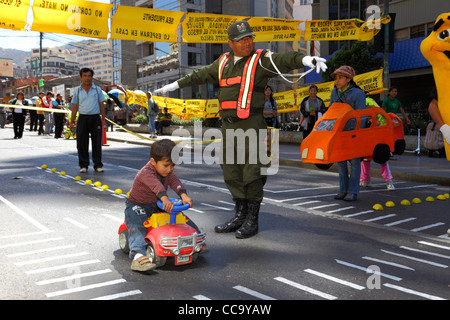 La polizia dei trasporti organizzare giochi in strada per insegnare ai bambini a rispettare i controlli sul traffico pedonale per il giorno, La Paz, Bolivia Foto Stock