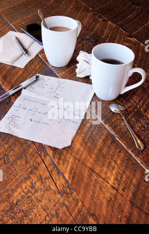 I calcoli di molecolare su un tovagliolo di carta su un coffee shop tabella Foto Stock