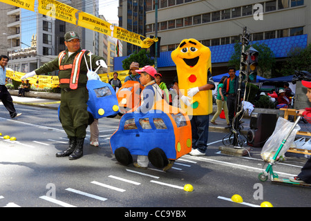 La polizia dei trasporti organizzare giochi in strada per insegnare ai bambini a rispettare i controlli sul traffico pedonale per il giorno, La Paz, Bolivia Foto Stock