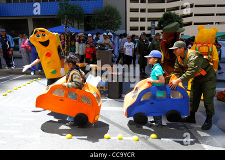 La polizia dei trasporti organizza giochi in strada per insegnare ai bambini a rispettare i cartelli stradali e le leggi stradali per la Giornata pedonale, la Paz, Bolivia Foto Stock