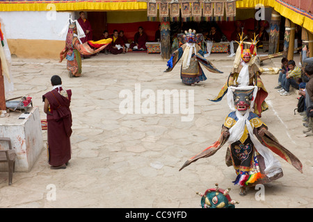 Masked Cham ballerini volteggiare il pennone nel cortile del gompa Korzok durante Korzok Gustor, Lago Tsomoriri, (Ladakh) Jammu e Kashmir India Foto Stock