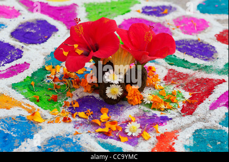 Rangoli festival di polvere colorata design con sterco di vacca e fiori in un Indiano street. Andhra Pradesh, India Foto Stock