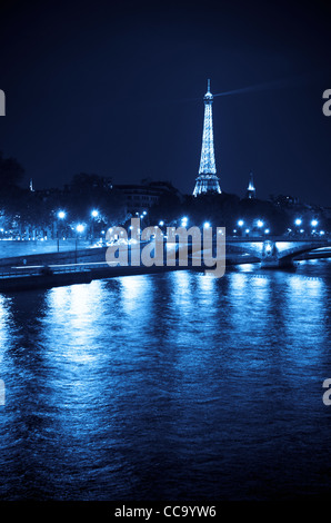 La torre Eiffel di notte dal fiume Senna, Parigi, Francia Foto Stock