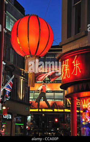 Anno Nuovo Cinese lanterne in Whitcomb Street, Chinatown, West End, la City of Westminster, Londra, Inghilterra, Regno Unito Foto Stock