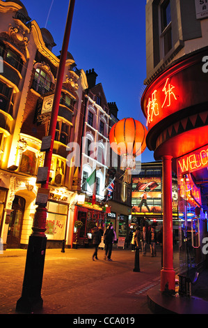 Anno Nuovo Cinese lanterne in Whitcomb Street, Chinatown, West End, la City of Westminster, Londra, Inghilterra, Regno Unito Foto Stock