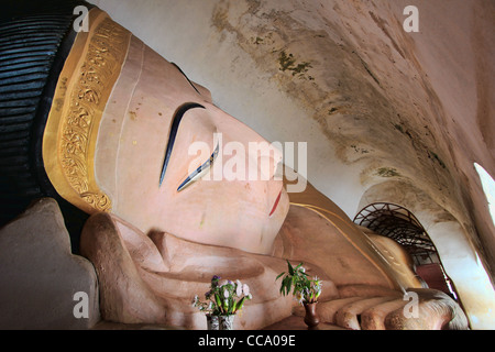 Buddha seduto, Manuha Paya, Myinkaba Bagan (pagano), Myanmar (Birmania) Foto Stock