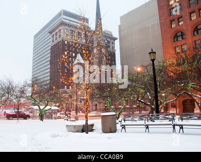 Downtown Cleveland con neve illuminata durante il Natale. Foto Stock