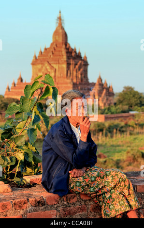 Il fumo la nonna | Bagan (pagano), Myanmar (Birmania) Foto Stock