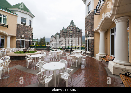 Il centro conferenze cortile del Fairmont Banff Springs Hotel, Banff, Alberta, Canada. Foto Stock