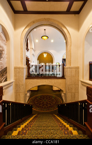 Una scala interna del Fairmont Chateau Lake Louise, Alberta, Canada. Foto Stock