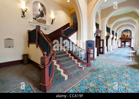 Una scala e corridoio interno del Fairmont Chateau Lake Louise, Alberta, Canada. Foto Stock