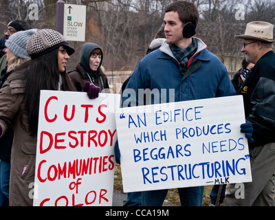 Protester in Ann Arbor Michigan gennaio 16 2012 Holding firmano a Martin Luther King giorno marzo al Governatore Rick Snyder della casa. Foto Stock