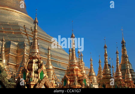 Guglie dorate al Shwedagon Paya (Pagoda) | Yangon (Rangoon) | Myanmar (Birmania) Foto Stock