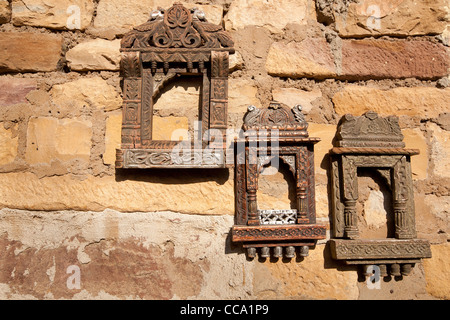 Cornici in vendita come souvenir su una parete in Rajasthan, India. Foto Stock