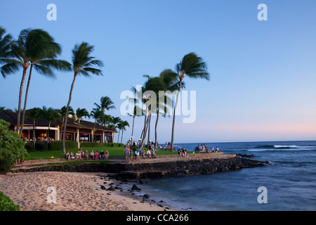 Gli ospiti godersi il tramonto a Lawai Beach, Po'IPU, Kauai, Hawaii. Foto Stock