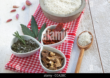 Ticino il riso ed erbe aromatiche e spezie per un risotto in Ticino Foto Stock