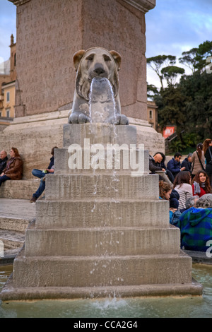 Lion fontana nella piazza del Popolo a Roma, lazio, Italy Foto Stock