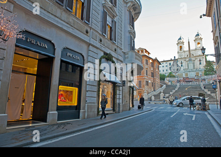 Via Condotti è una famosa strada dello shopping nel centro di Roma, Lazio, Italia con costosi negozi di marca. Esso conduce alla scalinata di piazza di spagna Foto Stock