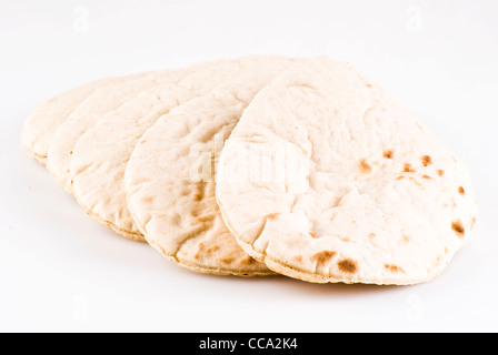 Pane Pitta isolate su sfondo bianco Foto Stock