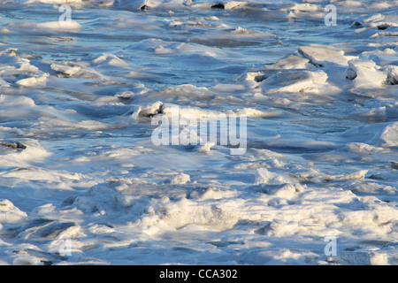 Close up della formazione di ghiaccio in un Alaskan bay in una fredda giornata invernale. Foto Stock