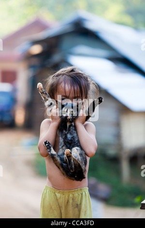 Giovane ragazza Laos giocando con un gatto Foto Stock