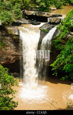 Heo Suwat cascata, il popolare attrazione del parco nazionale di Khao Yai Foto Stock