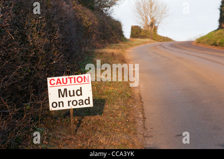 'Attenzione fango sulla strada' segno su un vuoto di Norfolk vicolo del paese. Foto Stock