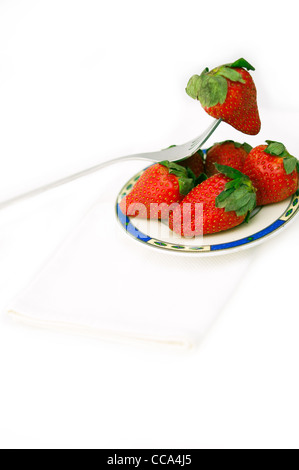 Fragole fresche sul piattino isolato su bianco Foto Stock