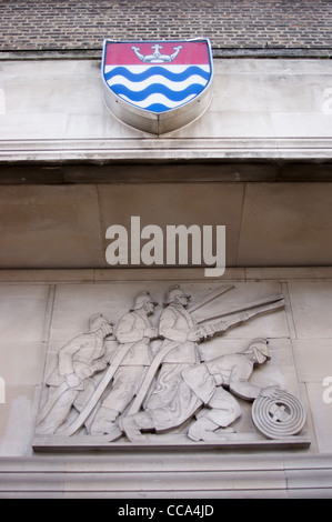 Art Deco fregio, scultura di vigili del fuoco, ex sede di Londra vigili del fuoco, Albert Embankment, Lambeth, Londra, Inghilterra Foto Stock