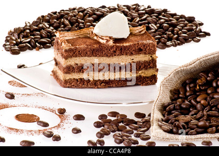 Il tiramisù torta sulla piastra con i chicchi di caffè intorno Foto Stock