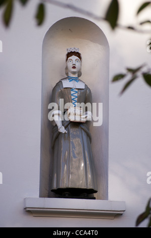 Coade statua di pietra di un schoolgirl pupilla, cappotto grigio ospedale, cappotto grigio posto, Horseferry Road, Westminster, London Inghilterra England Foto Stock