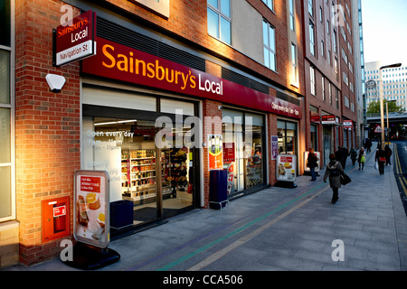 Esterno del Sainsbury's supermercato locale nella zona centrale di Birmingham, Regno Unito Foto Stock