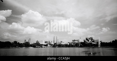 Una vista panoramica del lago Titiwangsa Giardini a Kuala Lumpur skyline e le Torri Petronas e Istana Budaya in Malesia in Estremo Oriente Asia sud-orientale. Foto Stock